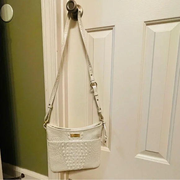 VINTAGE BRAHMIN JODY WHITE IVORY MELBOURNE GENUINE LEATHER CROSSBODY BAG!!